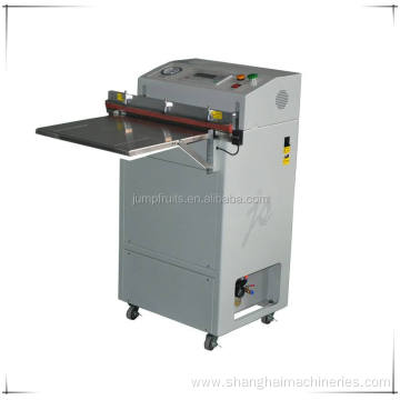 Automatic vacuum packaging machine for meat